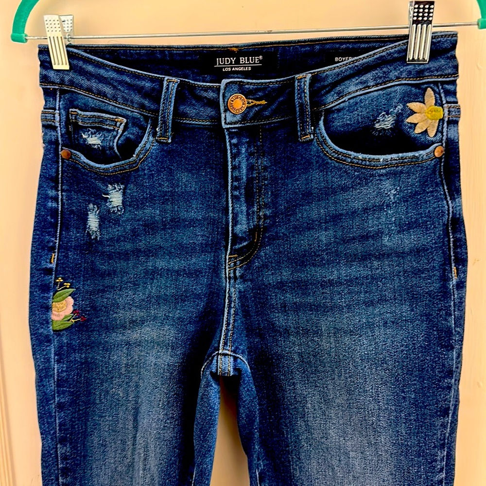 Judy blue boyfriend distressed medium wash embroidered flower jean size 3/26